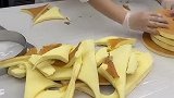 原来我们吃的蛋糕坯子是这样做出来的，我就想知道，边角料卖不卖