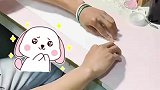 男生精心制作纸玫瑰花