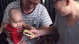 哥哥拿好吃的逗没牙的弟弟，气的宝宝要打哥哥，太萌了