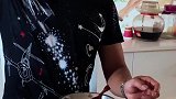 主人对待母亲不耐烦，下一秒豆豆的做法令他自愧不如，暖心了