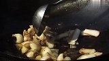 二哥今天用盐菜炖桂鱼，大铁锅一炖，汤鲜味美