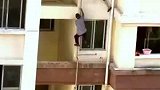 见义勇为救老人，路人变身蜘蛛侠见义勇为救老人