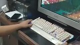 科技高速发展的当下，男子竟还用大头屏