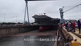 70亿美元打水漂？航母刚下水就裂开300条缝，瞬间被海水吞噬