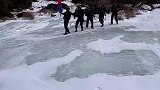 特警训练下山遇冰面，摔倒也不忘把旗子举高高