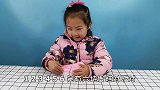 一起和小女孩玩过家家玩具，切生日蛋糕吃了