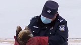 果真是万物皆有灵性，濒危的金雕被放飞，频频不舍回望好心民警！