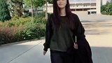 姑娘在街头走猫步，笑容好甜，这身衣服搭配的好显气质