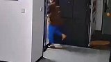 女子进厨房一头撞上玻璃门，还好没有什么事