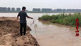 黄河泄洪漫滩被淹，农村小伙打渔上瘾了，轮番撒网真卖力，过瘾