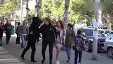 国外恶搞：街边出现无头男恶作剧路人，真的是太坏了！
