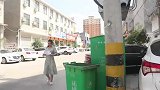 短剧：女儿怕增加母亲负担，扔掉大学通知书，邻居捡到后做法感动