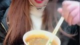 冒着热气的饸饹面，小姐姐直接往嘴里秃噜，也不嫌烫嘴