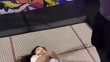 我会静静地看着，你带我女朋友玩