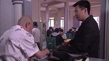 大爷正在算账，没想到小伙会突然来到店里
