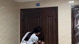 远嫁女子和丈夫吵架后，自己出门冷静散心