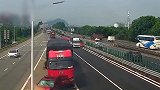 惊险！小车高速出口突然变道 后方货车刹车不及顶其前行