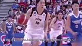 中国男篮太霸气，刘玉栋赛场直接抡椅子，菜鸟期姚明都被吓到了