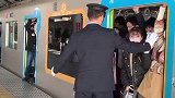 挤电车上班的日本小姐姐，被挤到变形，一不小心就吃亏