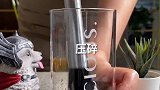这杯饮品分别用到了 猕猴桃 养乐多和什么材料？你能打出这个字来吗？网红饮料