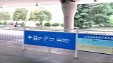 刚出机场，就被粉丝宝宝们包围了，吓我一跳！