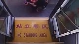 公交司机在路遇坐错车的残疾人乘客时应该怎么办？