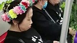 偶遇阿姨们集体头戴花环手捧鲜花