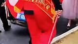 南宁 无聊婚闹不堪入目！新郎戴绿帽车拉新娘，公公挂牌“我要扒灰”！无聊