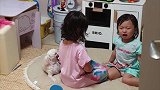 妈妈听到二宝的哭声，结果一进房看到了这一幕