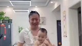 爸爸带娃跳肚皮舞