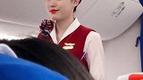 漂亮空乘小姐姐突然笑场，她不说咱也不敢问，下一幕尴尬了！