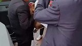 九十岁老人出院回家，乡亲们自发带着礼物在村口接他