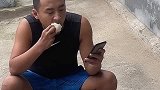 小伙子的搞笑迷惑行为，狗子说我当时害怕极了！