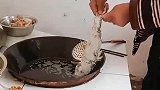 小伙花式炸鱼，结果万万没想到