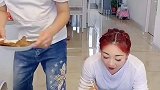 饭桌上暖心的一幕！