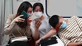 当小伙睡着靠在了女生的肩上，小姐姐瞬间脸红