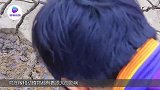 干旱的泥地里怎么抓鱼？农村牛人亲测有效，收获真不小！