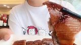 吃烧鹅还得用小碗接着，这一看就是讲究人家的吃法