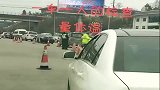 这么冷的天，交警和医生还在一车一人的检查体温，你们辛苦了！