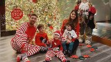 梅西最“萌”时刻：红白睡袍+唐老鸭圣诞袜 与网红马特奥父子装