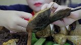 妹子吃海螺和海藻，把马蹄蟹的蛋子挖出来拌着海草吃