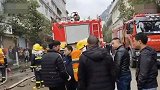 【云南】镇雄一店铺起火烧4层楼 挖掘机架天梯救人