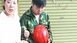 霸气经理不讲理怒打农民工，农民工哥哥来了之后，结局大快人心