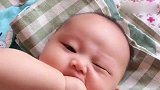 小宝宝真不愧是个吃货，连自己的手都要啃真是太饿了
