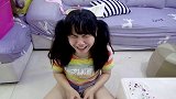 当自己吃饭时，外婆永远觉得勺子跟千斤顶一样重  隔代育儿模仿  宝妈