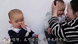 双胞胎萌娃被玩坏了，配合爸妈拍照，兄妹俩动作同步，摆出表情包