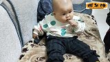 宝宝拿着肉啃，小嘴吧唧吧唧也太可爱了吧！网友这坐姿，没谁了