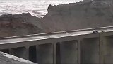 印度洪水来袭，河堤决口：三哥的工地全泡水