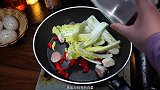 鸡肉怎样炒才好吃，简单又好吃的鸡肉炒白菜，超级开胃