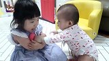 宝宝看上姐姐手上的宝贝了,抢的动作是敏捷而快速,姐姐无语了